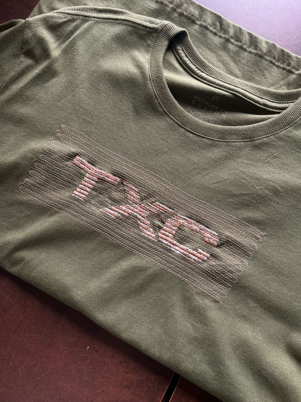 CAMISETA REGULAR MEIA MALHA PENTEADA BORDADA 192382 - 0041-VERDE MILITAR