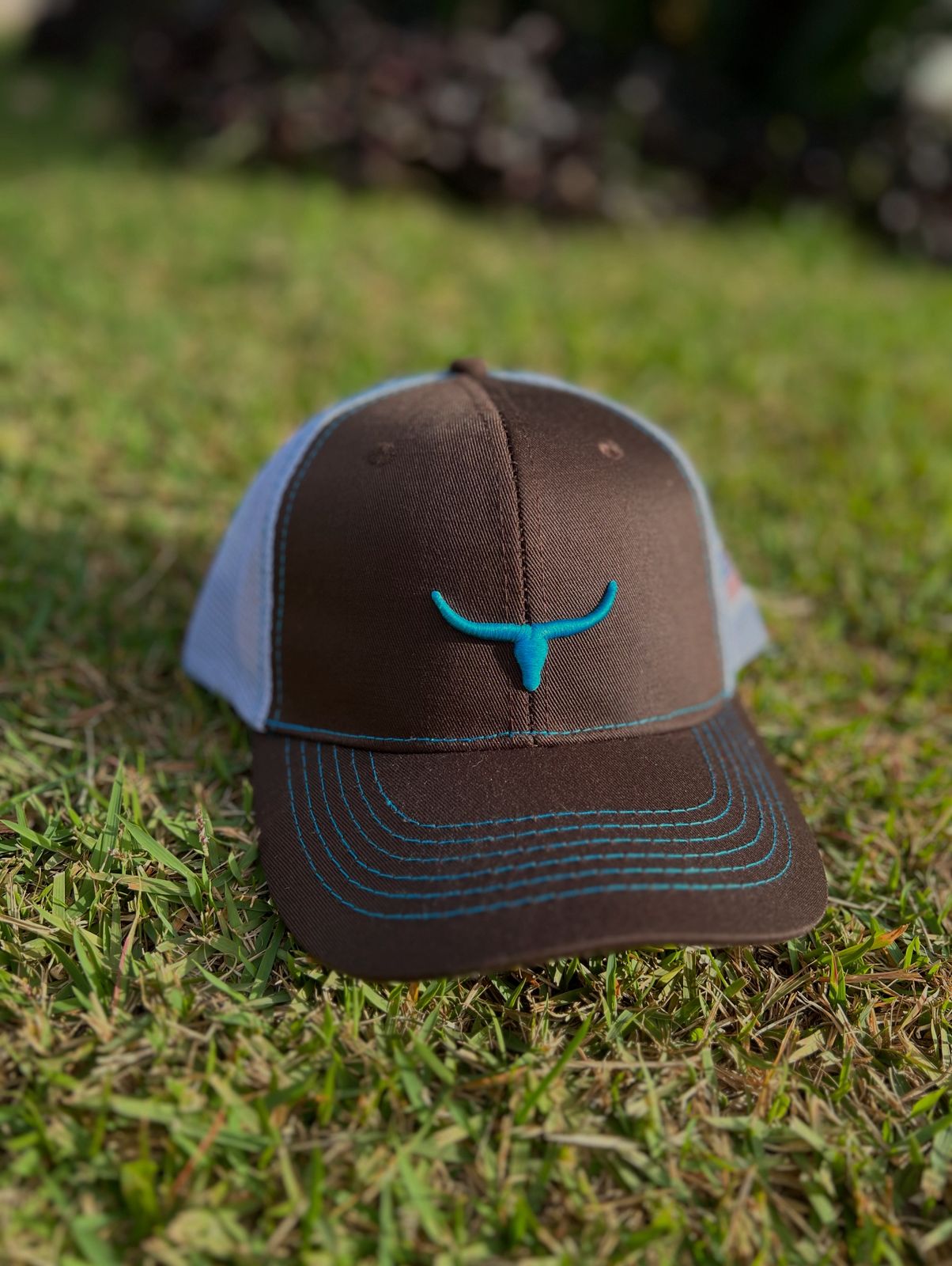 BM2782 BONE MARROM LOGO CIANO/TELA BRANCA