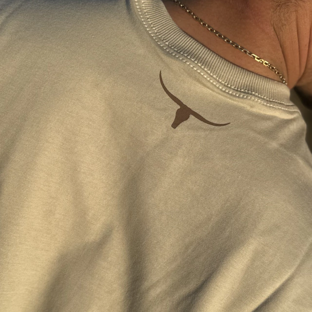 MC854 CAMISETA ET BEGE SILK LONGHORN RASCUNHO CHOCOLATE - Imagem 2