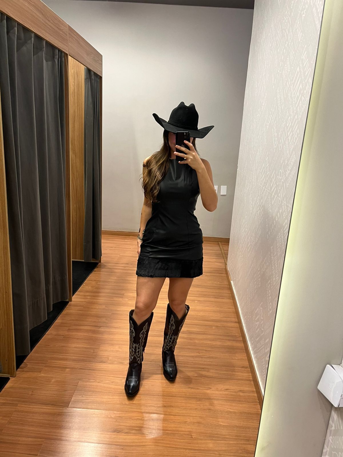 VESTIDO TUBINHO DETALHES PELO